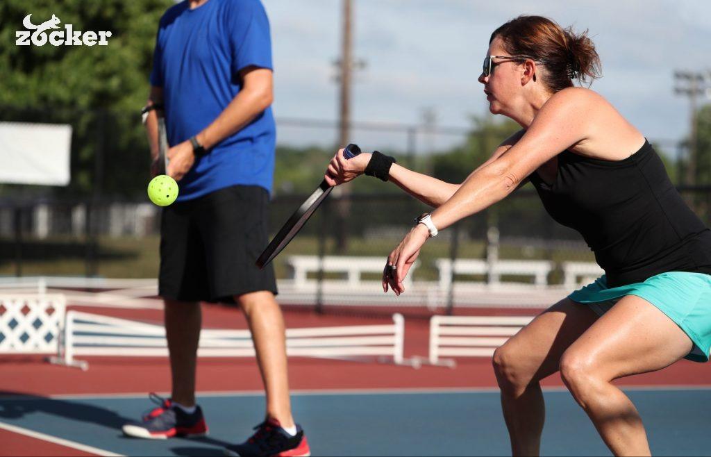 chan-thuong-co-tay-choi-pickleball