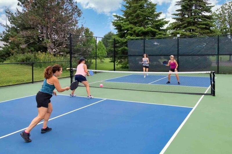 choi-pickleball-ngoai-troi