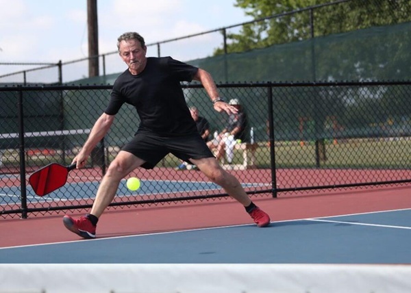 co-nen-dung-giay-tennis-choi-pickleball
