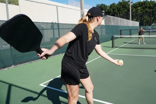 giao-bong-bong-pickleball