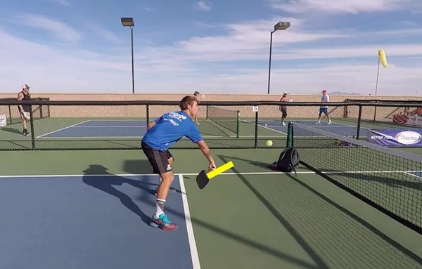 ky-thuat-Backhand-Roll