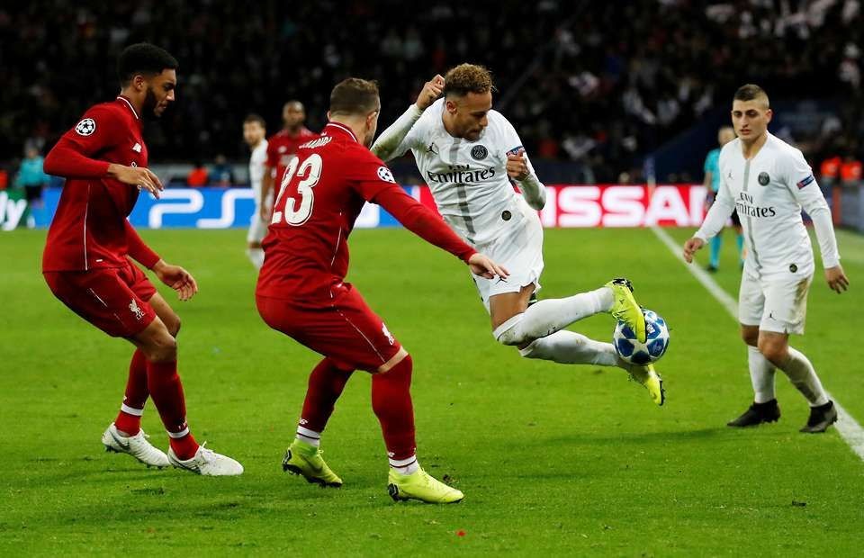 ky-thuat-gap-bong-qua-dau-neymar