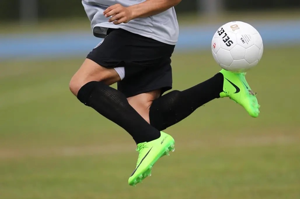 ky-thuat-gap-bong-qua-dau