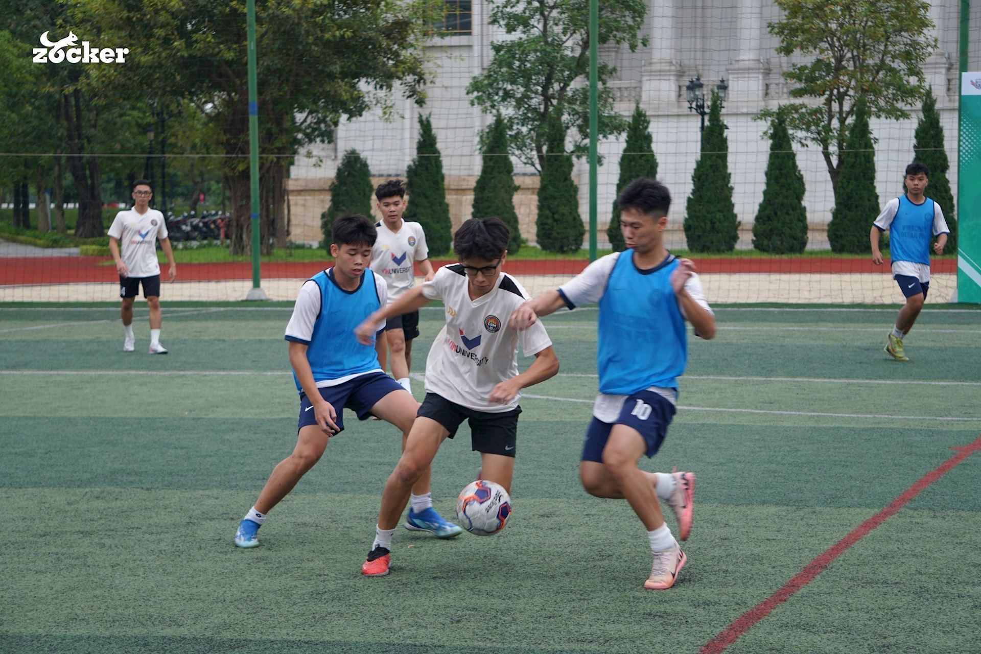 tap-luyen-bong-da-san-7