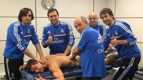 5 nhân viên cùng massage cho Cristiano Ronaldo