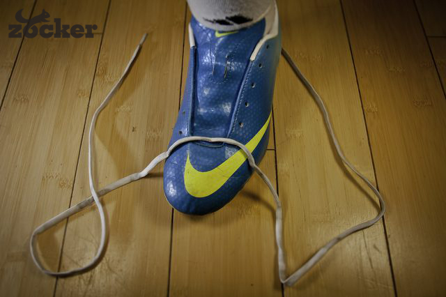 Cách buộc dây giày đá bóng không bị tuột