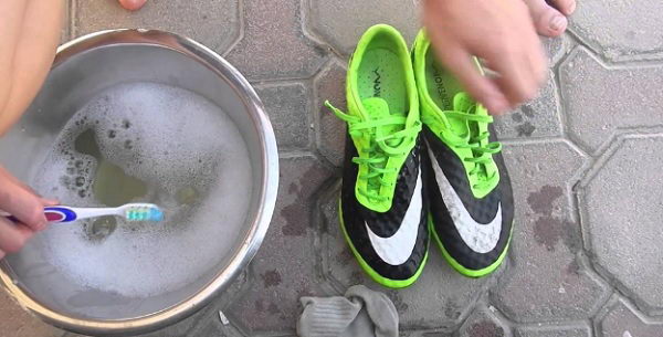 Cách vệ sinh giày đá bóng đơn giản