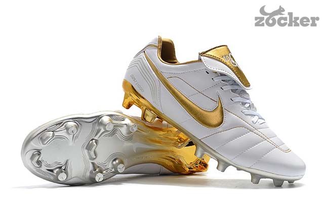 Giày đá bóng sân cỏ nhân tạo của Ronaldinho