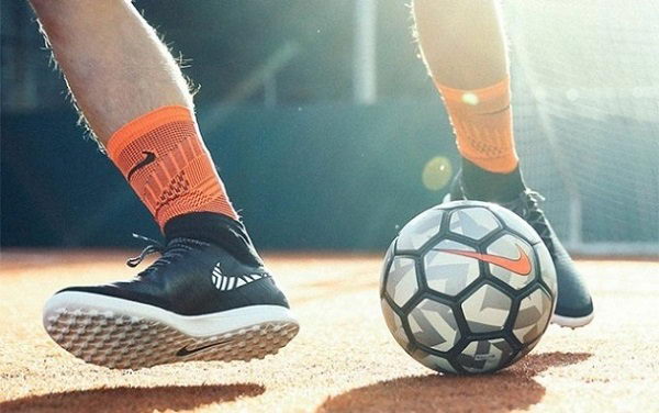 Khắc phục đau chân khi sử dụng giày bóng đá chật mũi