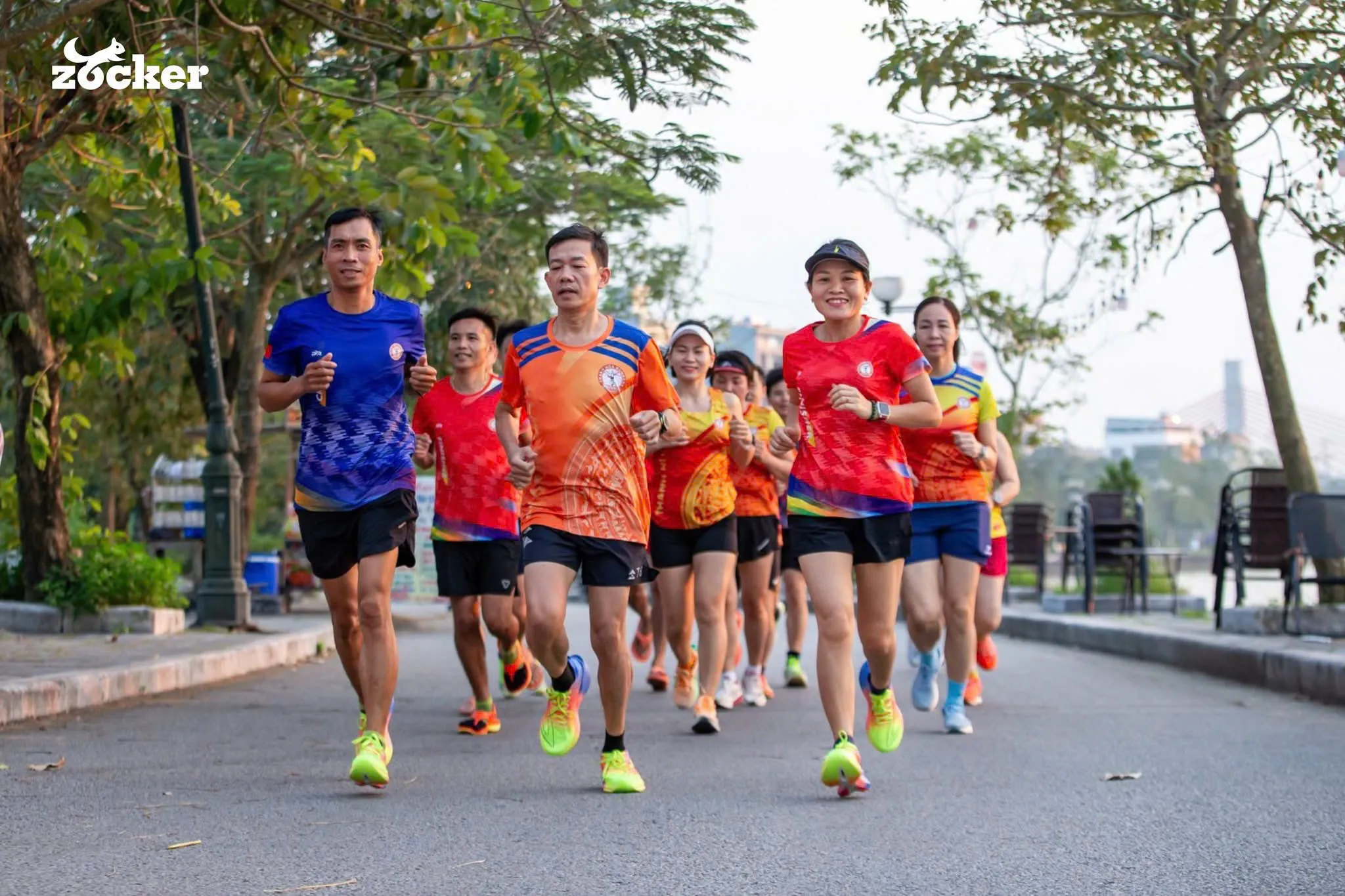 Chạy bộ nên chọn giày nhẹ hay giày có đệm dày?