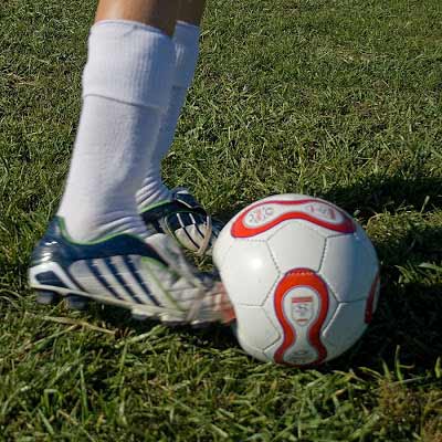 Tư vấn về cách tập luyện và kỹ thuật sút bóng để hạn chế nguy cơ bị đau chân.