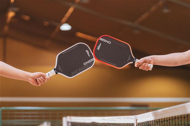 Người mới chơi Pickleball nên chọn vợt thiên công, cân bằng hay kiểm soát?