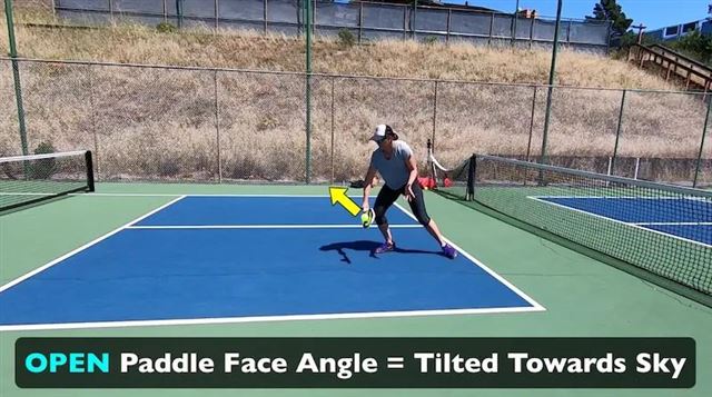 3 cú đánh tấn công khi bóng ở dưới lưới trong Pickleball