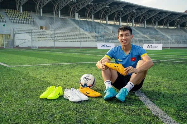 Khi nào nên thay giày đá bóng mới để tránh chấn thương?